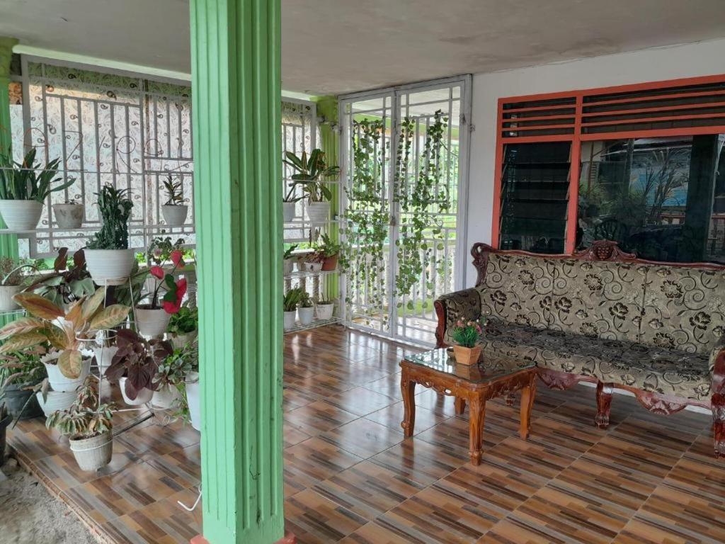 Oyo 91477 Fazira Home Stay Syariah Sibolga Экстерьер фото